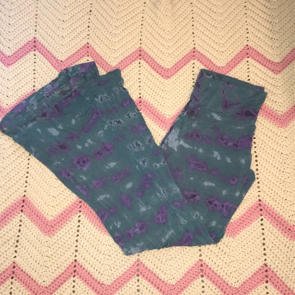 Super funky tie dye blue and purple flare yogas